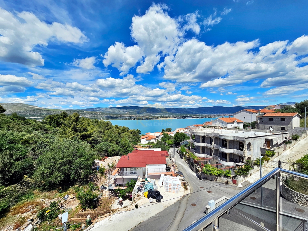 Casa di lusso a Čiovo - Mastrinka con 3 appartamenti e vista aperta sul mare
